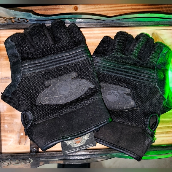 Men’s Winged Skull Fingerless Gloves - Picture 1 of 8